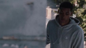 Champion Gris Capuche porté par Marcus Parrish (Melvin Gregg) dans Le Chemin du Retour