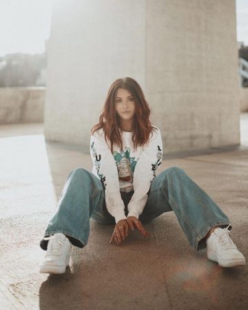 Les baskets blanches portées par EnjoyPhoenix  sur le compte Instagram de @enjoyphoenix 