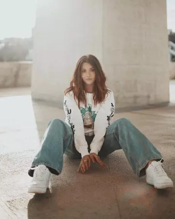 The white sneakers worn by EnjoyPhoenix on the account Instagram of @enjoyphoenix 