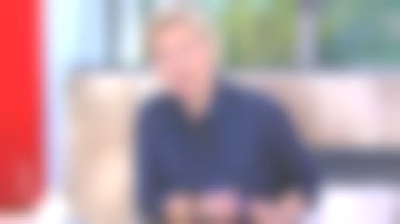 La fluida camisa de manga larga azul marino de Anne-Élisabeth Lemoine en C à vous el 26.03.2020