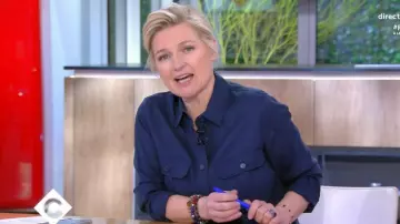 La chemise fluide à manches longues bleues marine de Anne-Élisabeth Lemoine dans C à vous le 26.03.2020