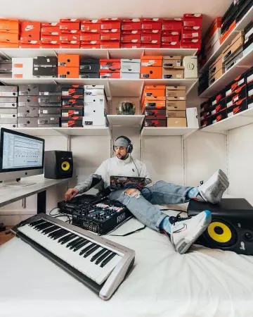 El par de Nike grises y azules que lleva @alyasmusic en la cuenta de Instagram de @caminotv