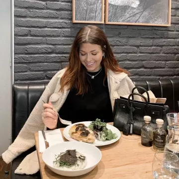 The coat beige sheep skin of EnjoyPhoenix on his account Instagram @enjoyphoenix
