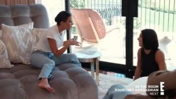 Bleu High Rise Jeans portés par Kourtney Kardashian en accord avec les Kardashians Saison 18 Épisode 1