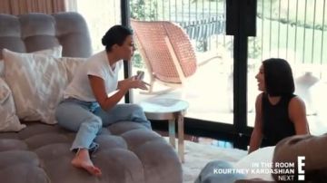 Le Classique Tee porté par Kourtney Kardashian en accord avec les Kardashians Saison 18 Épisode 1