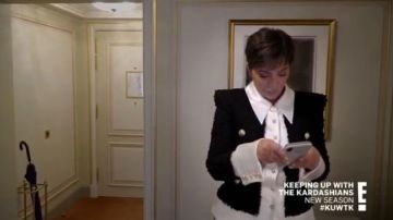 Veste en Tweed Noir porté par Soi-même (Kris Jenner) en accord avec les Kardashians Saison 18 Épisode 1