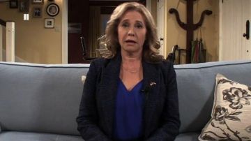 Bleu Plaid Blazer porté par Vanessa Baxter (Nancy Travis) dans Last Man Standing Saison 8 Épisode 16