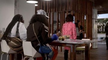 Blue Peacock Crossbody usado por Porsha (Ta'Rhonda Jones) en Empire Seaso 6 Episodio 14