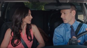 Sleevless Puissance Chemisier porté par Kate Foster (Catherine Reitman) dans Workin' Mamans Saison 4 Épisode 6