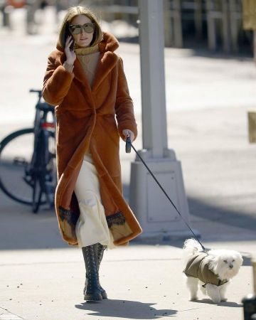Gianvito Rossi Lace Up Leather Knee Boots usadas por Olivia Palermo paseando a su perro marzo 24, 2020