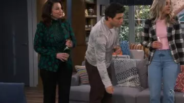 Den­im Dis­tressed Pant worn by Rebecca (Abby Elliott) in Indebted Season 1 Episode 8