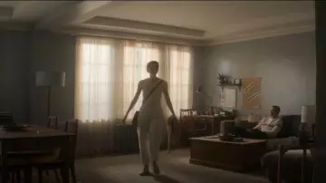 Crop Jeans White usado por Lily Chan (Sonoya Mizuno) en Devs Temporada 1 Episodio 5
