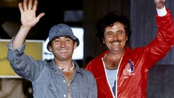 The bob blue jean Daniel (Claude Brasseur) in We will go all in paradise