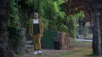 Sneakers white of Ander (Arón Piper) in Elite (S03E05)