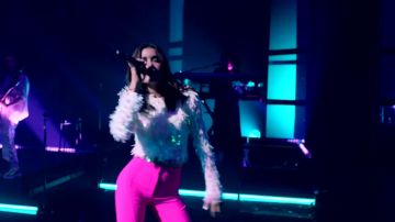 Le top blanc à plumes de Jenifer dans son clip Comme c'est bon