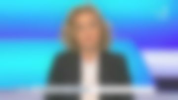 La blouse blanche en soie à col et emmanchures volantés de Caroline Roux dans C dans l'air le 26.03.2020