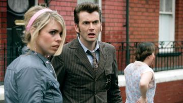 Costume à rayures, Manteau et Accessoires portés par Le Dixième Docteur (David Tennant), dans Doctor Who (S02E07)