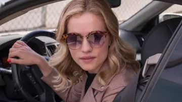 Les lunettes de soleil écailles de Colette French (Willa Fitzgerald) dans Dare Me (S01E01)