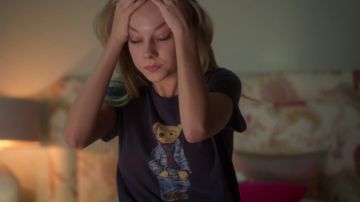 The t-shirt teddy bear worn on the alarm clock by Carla (Ester Expósito) in Elite (S03E06)