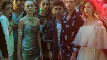 The metal dress worn by Carla (Ester Expósito) in Elite (S03E07)