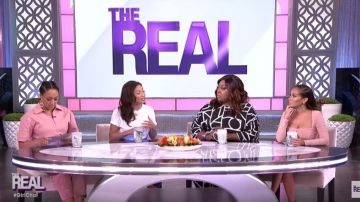 Mono impreso en blanco y negro de ASOS usado por Loni Love en The Real 27 de marzo de 2020