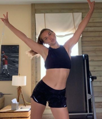 Lululemon réduire Réservoir porté par Hannah Brown Instagram Histoire le 26 Mars 2020