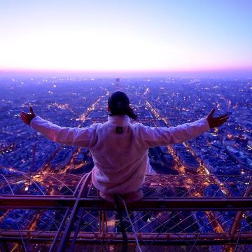 Le blouson en polaire porté par Ademo sur son compte Instagram @ademoofficiel 