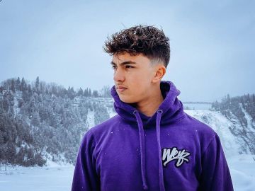 La sudadera con capucha morada Weyz que lleva Inoxtag en su cuenta de Instagram @inoxtagytb