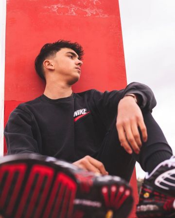 La sudadera negra Nike x Supreme crewneck que lleva Inoxtag en su cuenta de Instagram @inoxtagytb