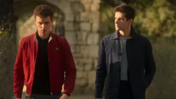 Abrigo azul marino de Polo (Álvaro Rico) en Elite (S02E02)
