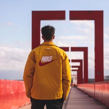 La chaqueta amarilla Nike x Supreme que lleva Inoxtag en su cuenta de Instagram @inoxtagytb