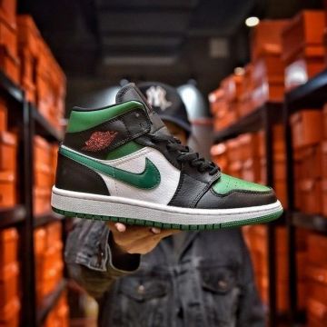 El par de Nike Jordan 1 Mid Green Toe en la cuenta de Instagram de @caminotv