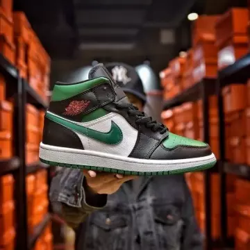 El par de Nike Jordan 1 Mid Green Toe en la cuenta de Instagram de @caminotv