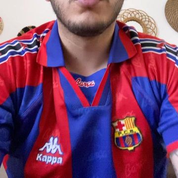 The maillot Barca's Kappa of the 90s worn by Soso Maness on his account Instagram @sosomaness 
