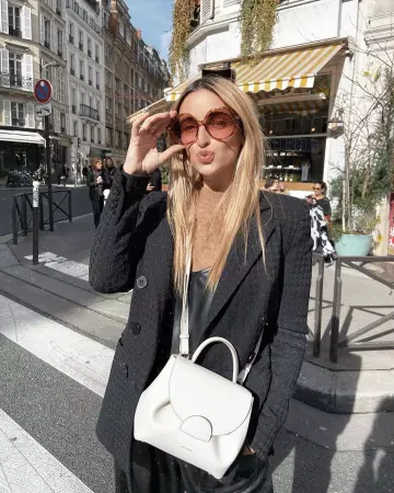 The white bag Polène of Manon Laime on his account Instagram @manonlaime
