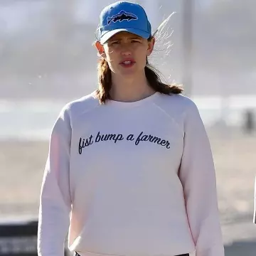 FIST BUMP UN AGRICULTEUR Sweat-shirt de Jennifer Garner sur le Instagram account @khantdesigns
