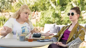 Round glasses worn by Josephine Chesterfield (Anne Hathaway) in The Hustle