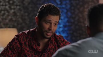 Ovadia Red Leopard Print Shirt porté par Sam Jones (Rafael de la Fuente) dans Dynastie (Saison 3)