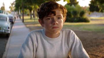 Blanc Heather Crewneck Sweat-shirt porté par Peter Miles (Noé Jupe) en Ford / Ferrari