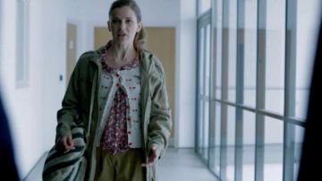 Topshop High Waist Chino Pantalones usados por Molly Hooper (Louise Brealey) en Sherlock (S02E03)