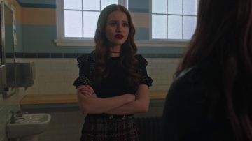 Le top noir bouffant Ulla Johnson de Cheryl Blossom (Madelaine Petsch) dans Riverdale S03E12