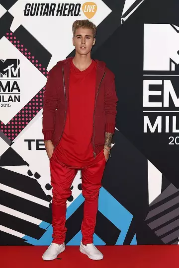 Red distressed zip-up hoodie worn by Justin Bieber at 2015 MTV EMA at Milan 