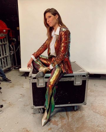 The pants have glitter holographic Laury Thilleman on his account Instagram @laurythilleman