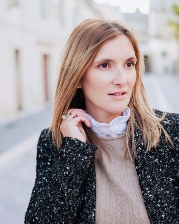 El suéter de cuello victoriano beige de Maud en su cuenta de Instagram @maudinettte
