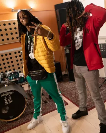 Las zapatillas blancas de Cheu-B en su cuenta de Instagram @cheublacheuw