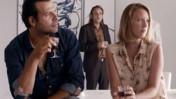La camisa de mezclilla cruda de Léon Camus (Laurent Lafitte) en Tristesse Club