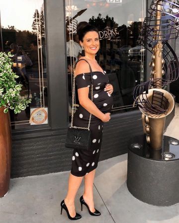 Vestido de polka negro de Michelle Zuzek en la cuenta de Instagram @stylebeacon