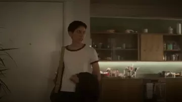 Camiseta ringer de manga corta usada por Lily Chan (Sonoya Mizuno) en Devs Temporada 1 Episodio 1