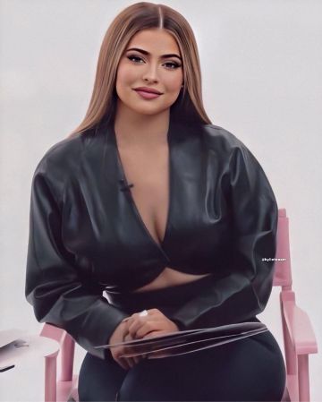 Pantashoes cosméticos Balenciaga usados por Kylie Jenner que es más probable que ... Con my Bffs Video de Youtube 27 de marzo de 2020