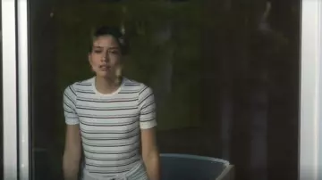 Camiseta de manga corta a rayas usada por Lily Chan (Sonoya Mizuno) en Devs Temporada 1 Episodio 1